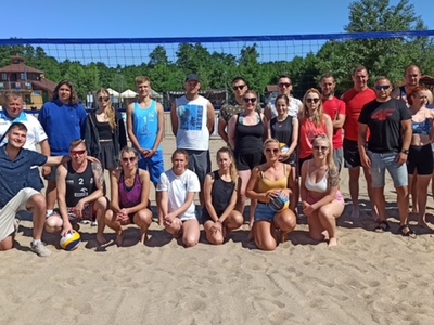 uczestnicy siatkówki plażowej