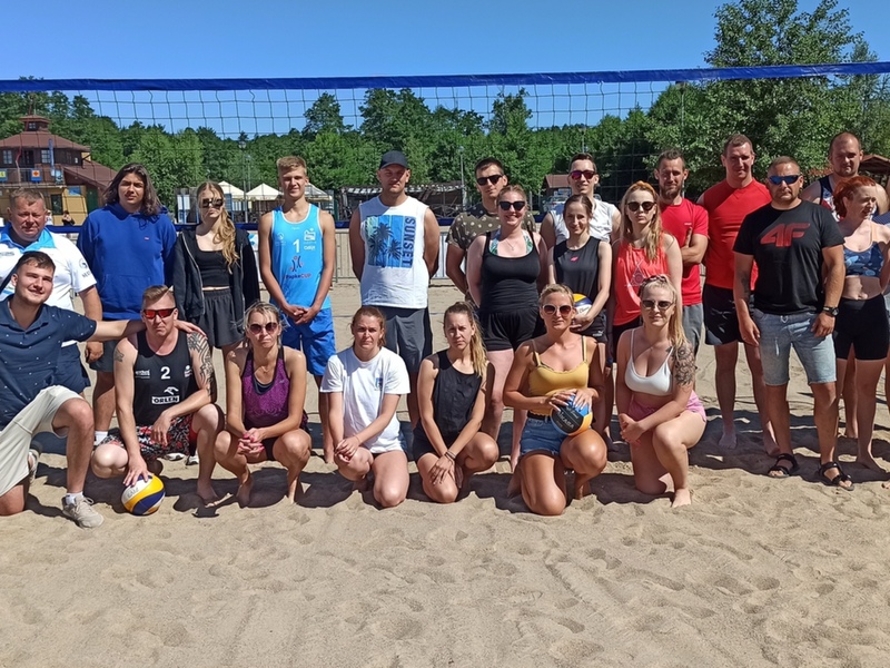uczestnicy siatkówki plażowej