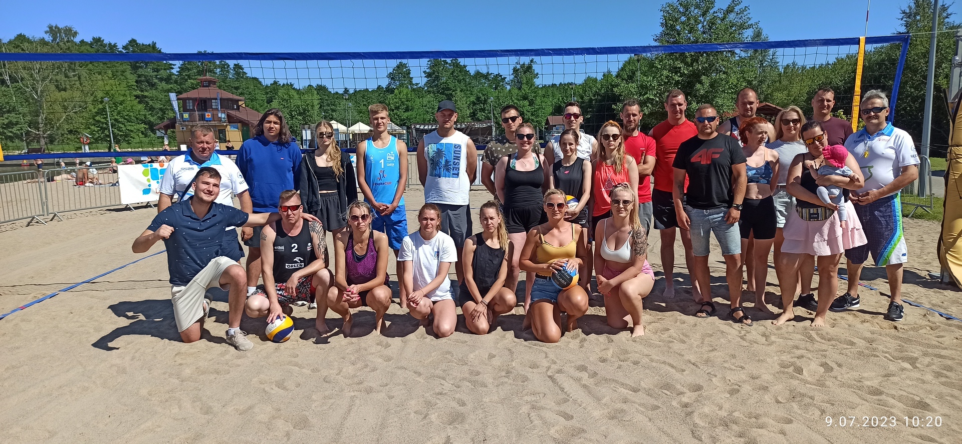 uczestnicy siatkówki plażowej