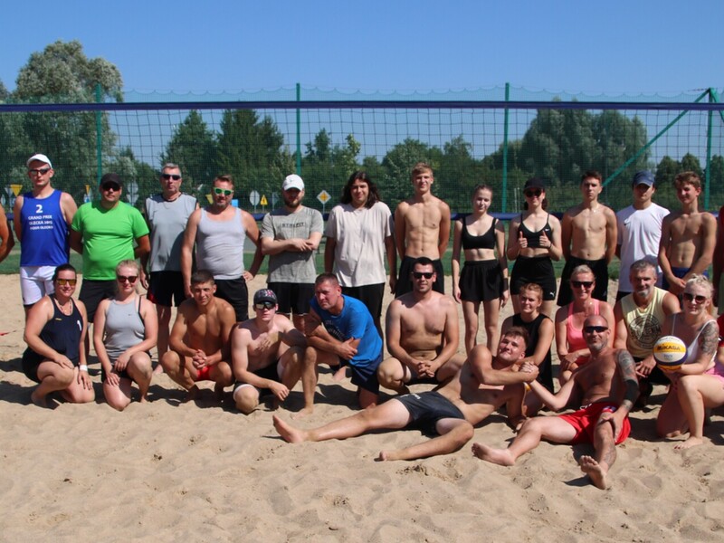 Uczestnicy Plażowego Turnieju Trójek Siatkarskich 100+