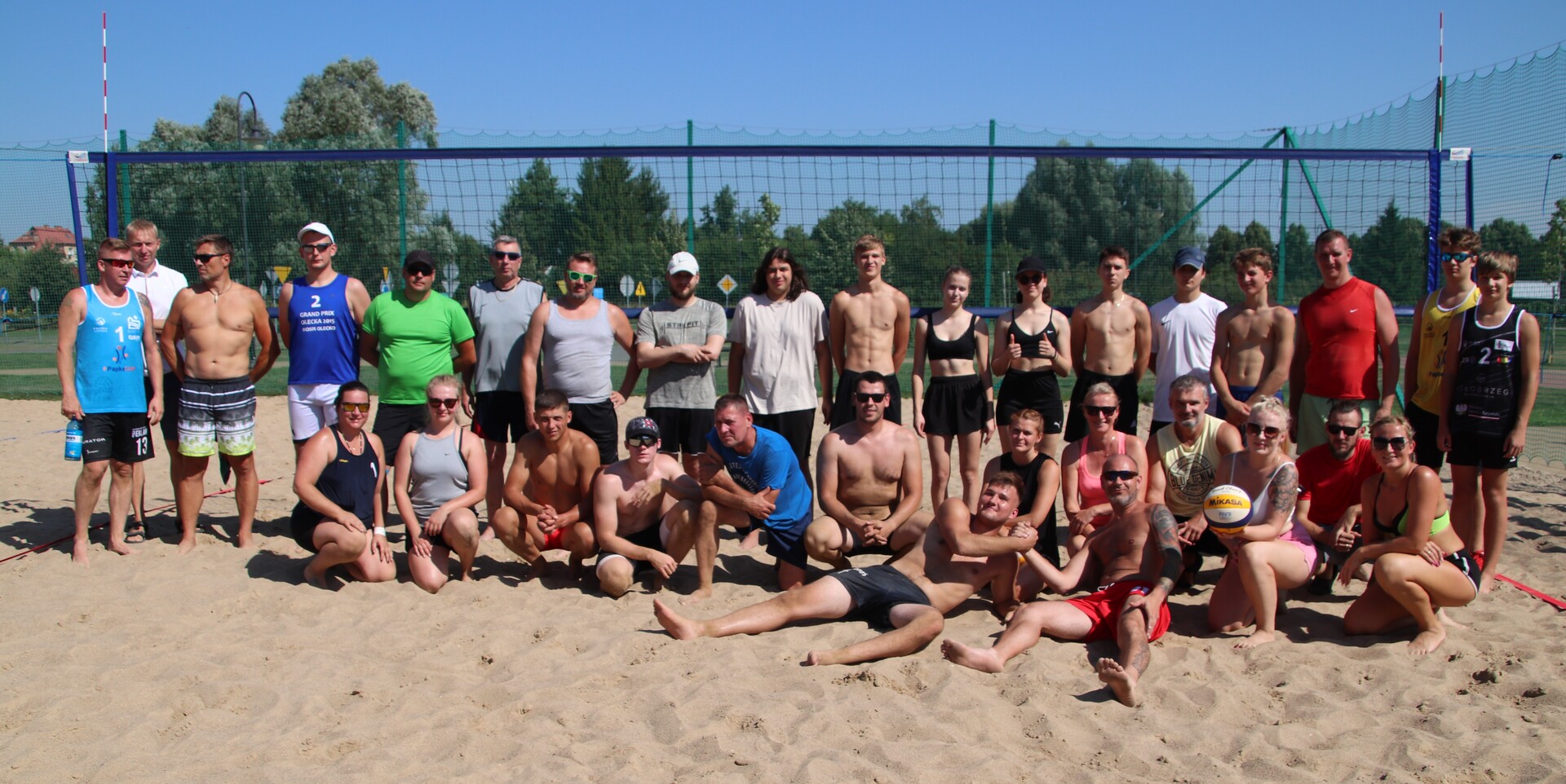 Uczestnicy Plażowego Turnieju Trójek Siatkarskich 100+