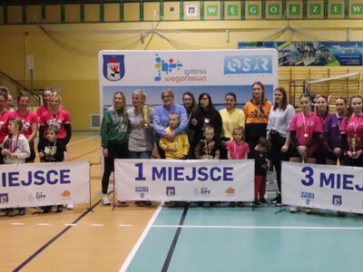 Najlepsze drużyny Mikołajkowego Turnieju Piłki Siatkowej