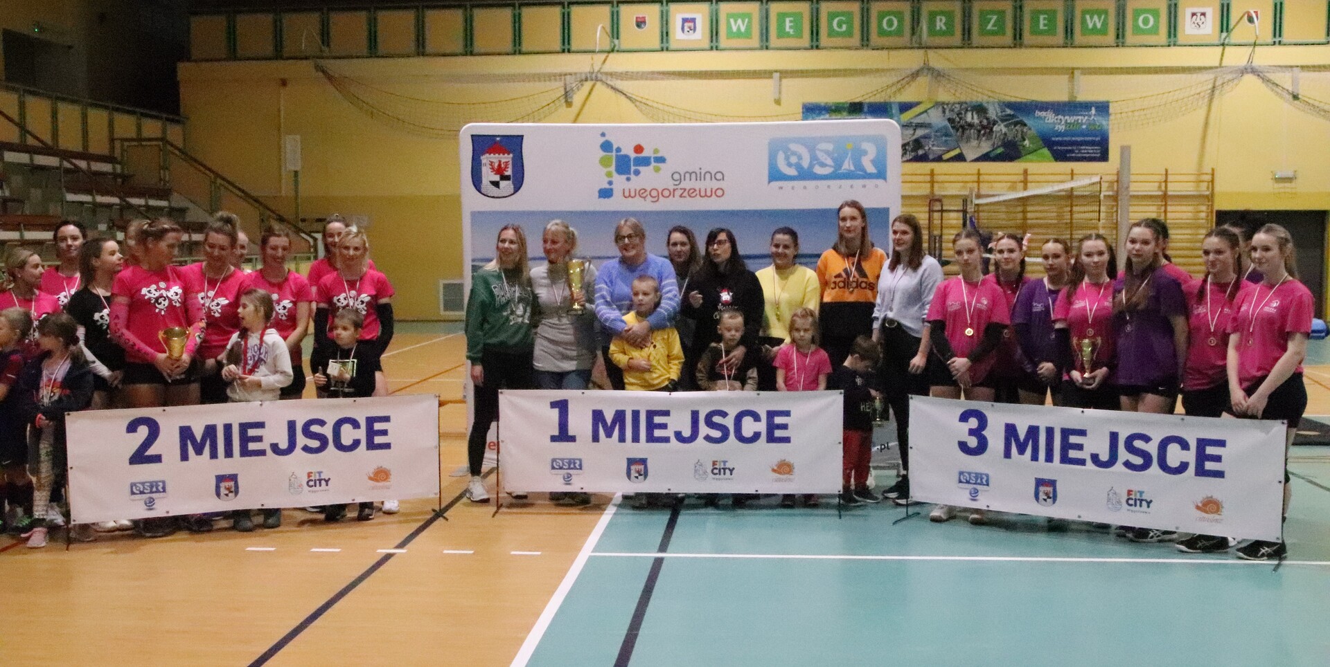 Najlepsze drużyny Mikołajkowego Turnieju Piłki Siatkowej 