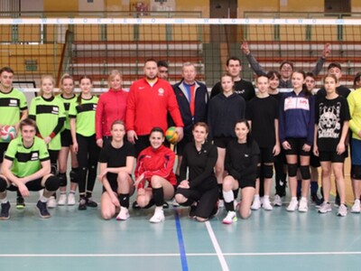 Uczestnicy turnieju siatkówki