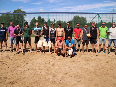 Uczestnicy Plażowego Turnieju Trójek Siatkarskich 100+