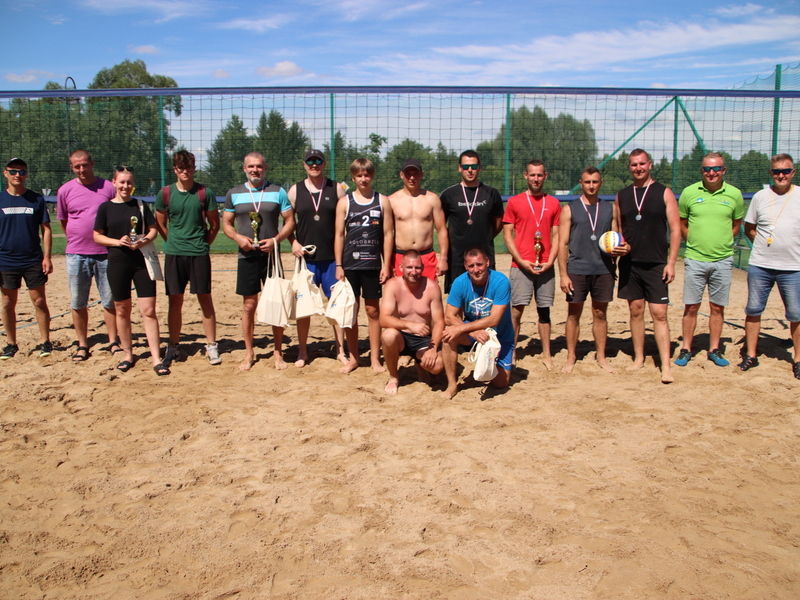 Uczestnicy Plażowego Turnieju Trójek Siatkarskich 100+