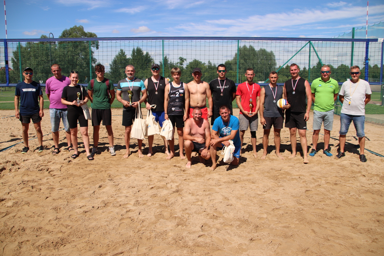 Uczestnicy Plażowego Turnieju Trójek Siatkarskich 100+