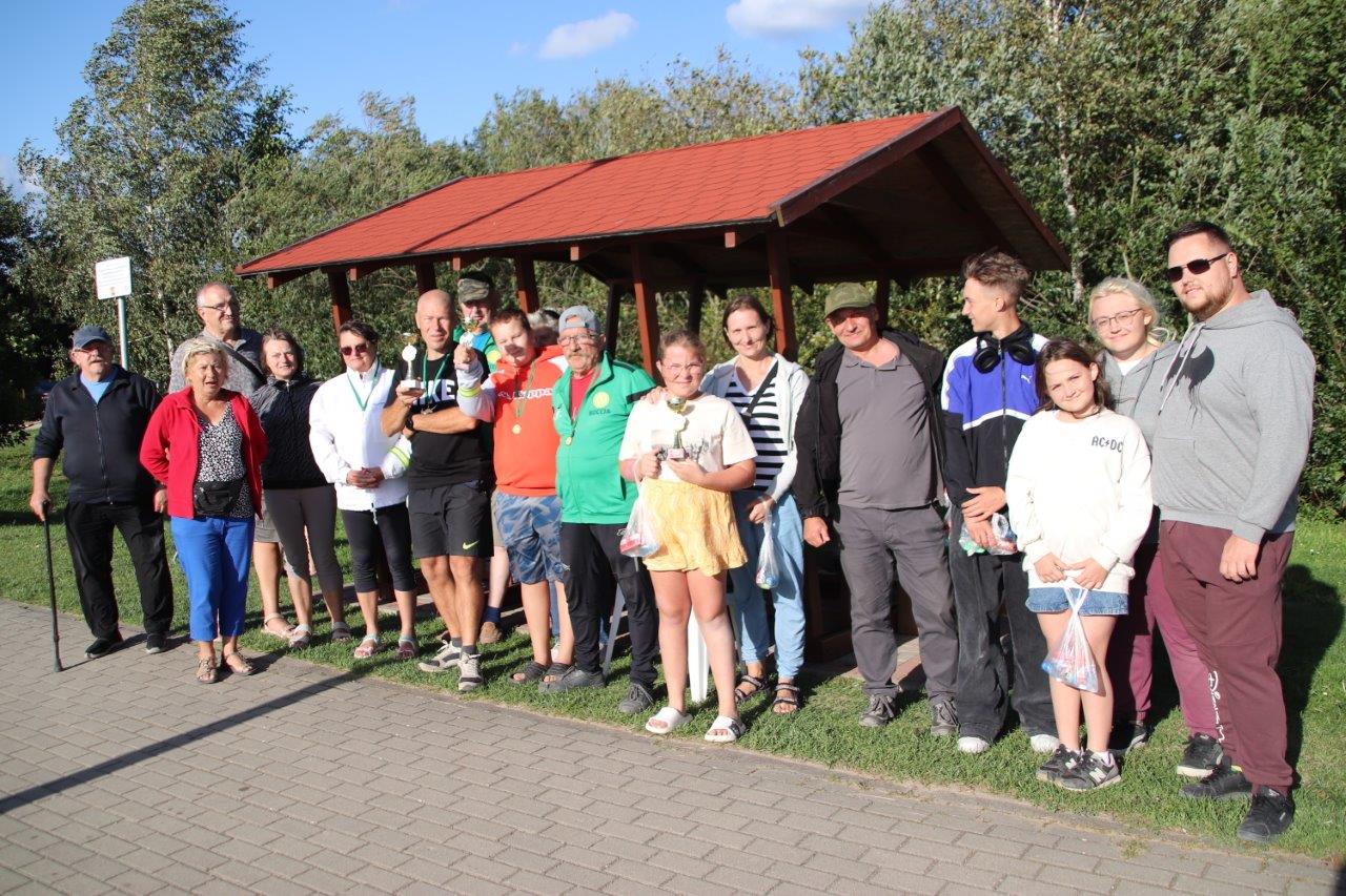 Uczestnicy turnieu w boule