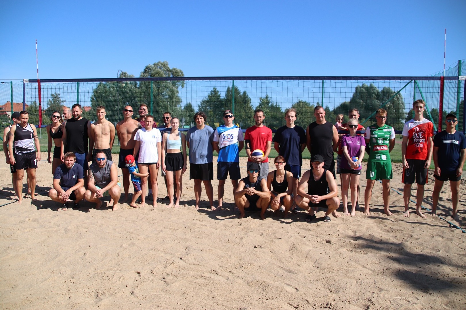 Uczestnicy Plażowego Turnieju Siatkówki 100+