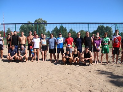 Uczestnicy Plażowego Turnieju Siatkówki 100+