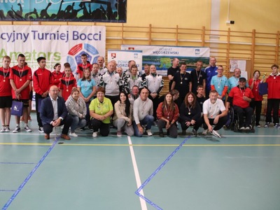 Uczestnicy bocci i wice starosta 