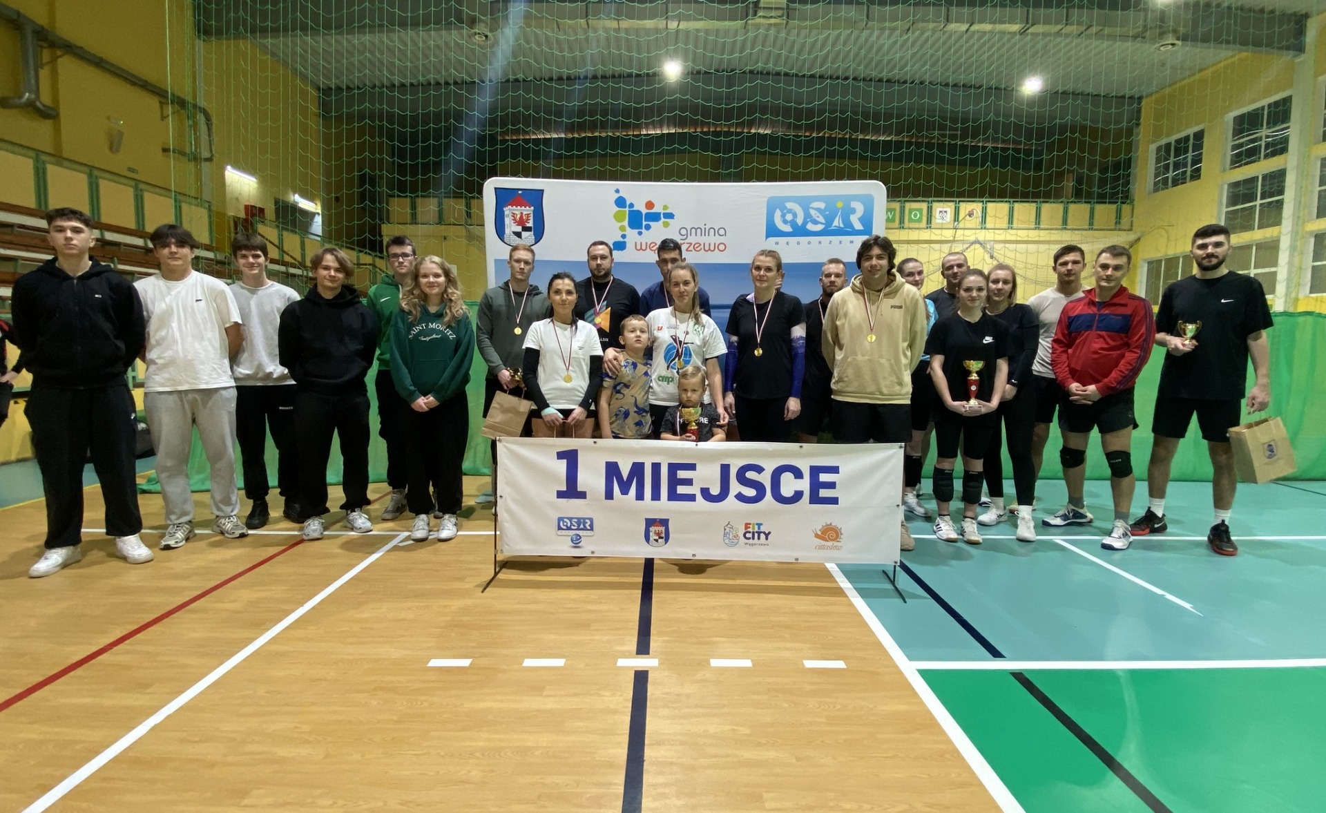 Uczestnicy Turnieju Siatkówki Drużyn Mieszanych