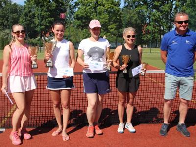 Zwycięskie zawodniczki turnieju tenisa ziemnego
