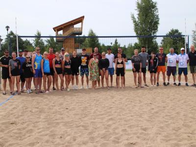 Uczestnicy turnieju siatkówki mikstów 6 lipca 2025