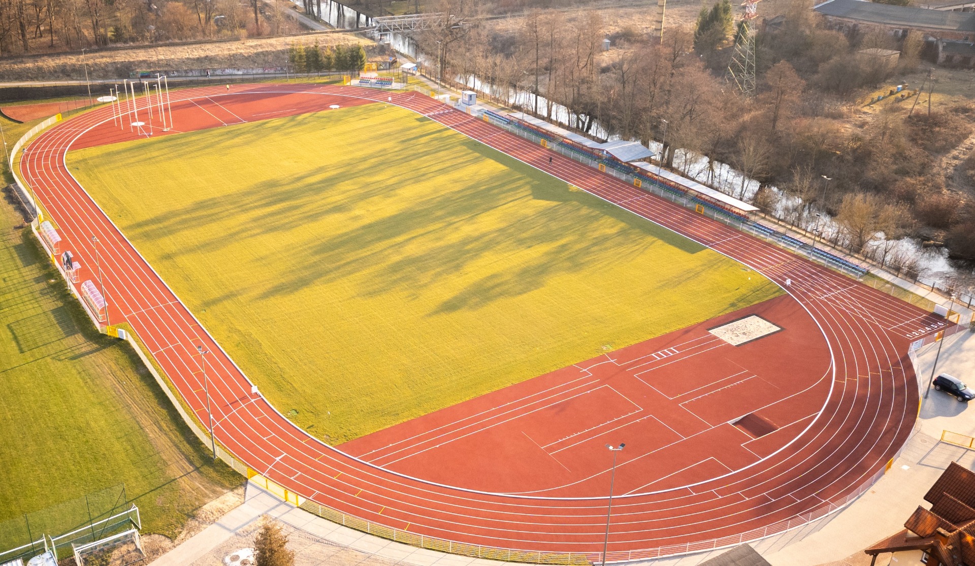 widok stadionu z lotu ptaka w Węgorzewie