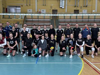 Uczestnicy turnieju siatkówki