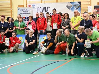 Zdjęcie grupowe z zakończenia I Ligi Bocci Seniorów i Osób z Niepełnosprawnościami