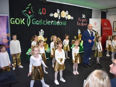 Na zdjęciu z jubileuszu młodzi artyści z zespołu FolWark i dyrektor GOK-u