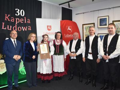 Na zdjęciu członkowie kapeli w momencie wręczenia odznaczenia