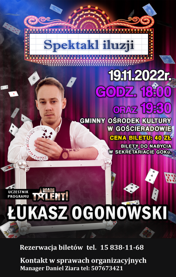 Na pierwszym planie mężczyzna z kartami w ręku