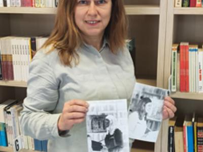 Kobieta trzymająca w rękach negatyw i pozytyw ze swoim wizerunkiem.