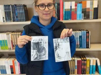 Kobieta trzymająca w rękach negatyw i pozytyw ze swoim wizerunkiem.