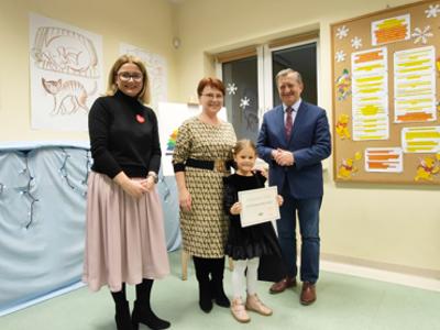 Od lewej: Monka Sobczak-Waliś, Krystyna Kubiak, Marek Zdunek. Wraz z laureatką.