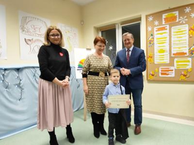 Od lewej: Monka Sobczak-Waliś, Krystyna Kubiak, Marek Zdunek. Wraz z laureatem.