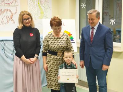 Od lewej: Monka Sobczak-Waliś, Krystyna Kubiak, Marek Zdunek. Wraz z laureatem.