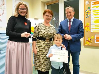 Od lewej: Monka Sobczak-Waliś, Krystyna Kubiak, Marek Zdunek. Wraz z laureatem.