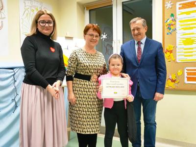 Od lewej: Monka Sobczak-Waliś, Krystyna Kubiak, Marek Zdunek. Wraz z laureatką.