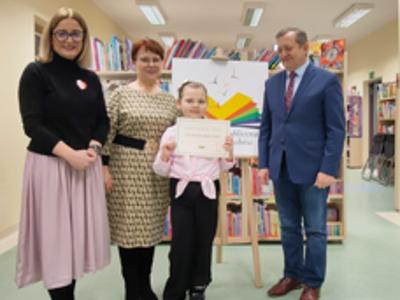 Od lewej: Monka Sobczak-Waliś, Krystyna Kubiak, Marek Zdunek. Wraz z laureatką.