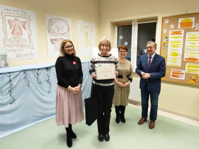 Od lewej: Monka Sobczak-Waliś, Krystyna Kubiak, Marek Zdunek. Wraz z laureatką.