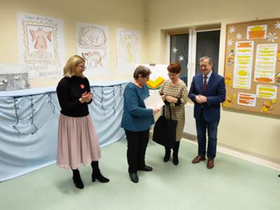 Od lewej: Monka Sobczak-Waliś, Krystyna Kubiak, Marek Zdunek. Wraz z laureatką.