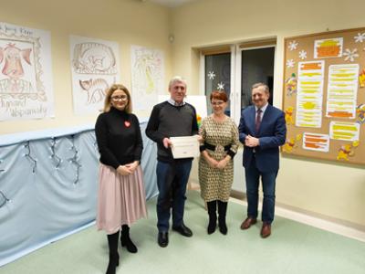 Od lewej: Monka Sobczak-Waliś, Krystyna Kubiak, Marek Zdunek. Wraz z laureatem.