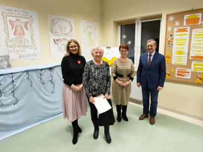 Od lewej: Monka Sobczak-Waliś, Krystyna Kubiak, Marek Zdunek. Wraz z laureatką.