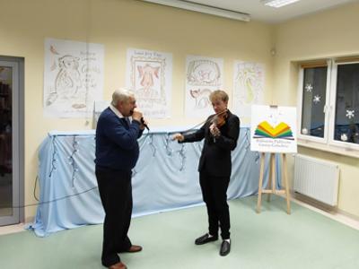 Mężczyzna gra na harmonijce w akompaniamencie skrzypiec