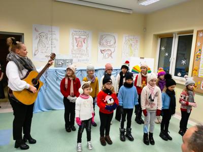 Występ dzieci wraz z panią z gitarą