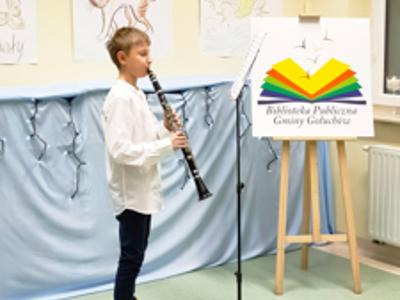 Chłopiec gra na klarnecie