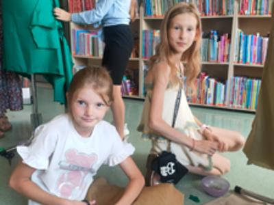 Dwie dziewczynki pracują przy brązowym materiale