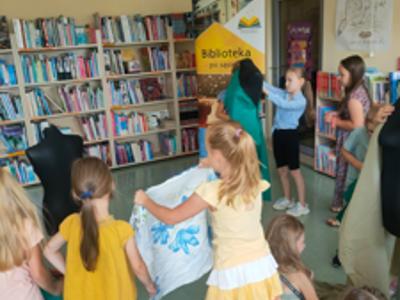 Grupa dzieci pracuje przy projektach