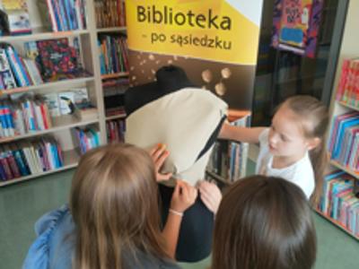 Dwie dziewczynki poprawiają kremową górę projektu