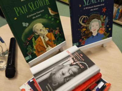Książki napisane przez Michała Rusinka ułożone na stoliku