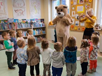 Miś i pani bibliotekarka prezentują zabawę ruchową.