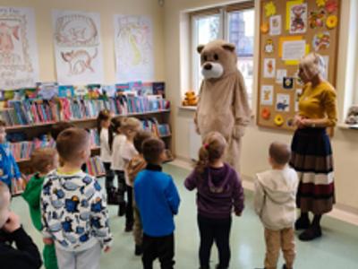 Miś i pani bibliotekarka prezentują zabawę ruchową.