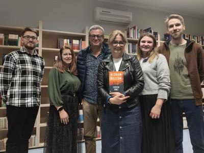 Marcin Meller z zespołem bibliotekarzy.