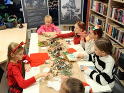Grupa warsztatowa tworzenie ozdób choinkowych