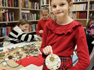 Grupa warsztatowa tworzenie ozdób choinkowych