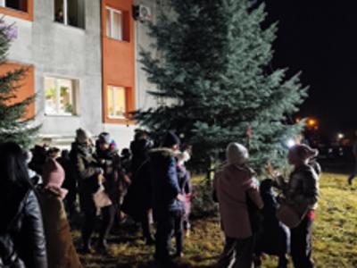 Dzieci wokół choinki