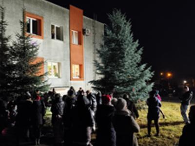 Dzieci wokół choinki
